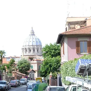 https://marcochiara-san-pietro-house.it-romehotels.com